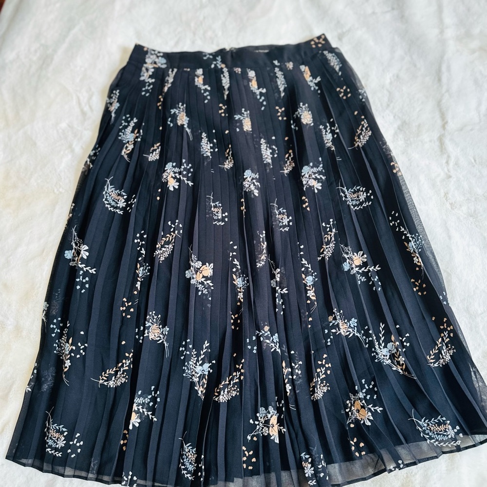 pretty skirt, it falls below the knee and is a size 6 from the Ann Taylor brand
